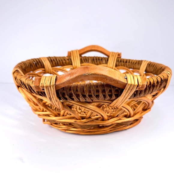 Charming vintage woven wicker basket with sturdy wooden handles. Measures approx - Picture 1 of 7